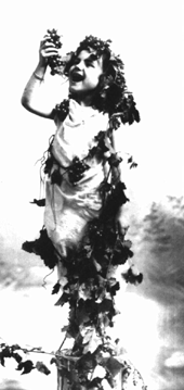 Marguerite Poyet en muse bacchique en 1905, fonds photographique Poyet, francis dumelié